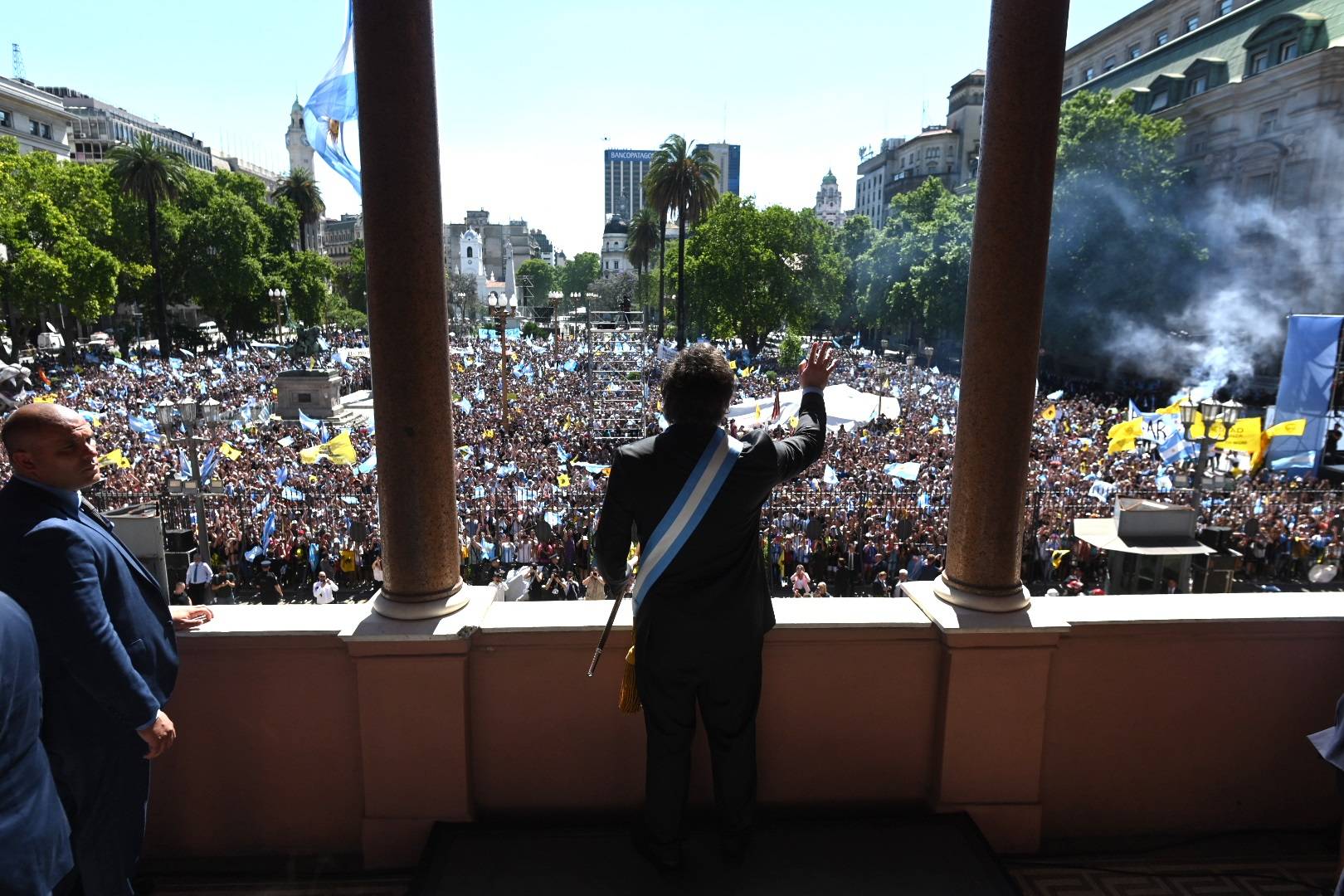 Выступление президента Аргентины Хавьера Милея с балкона Розового дома