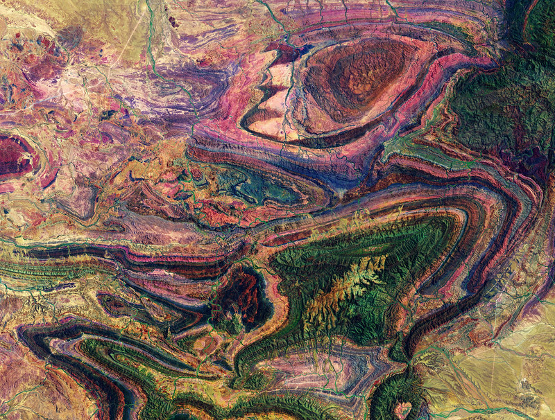 Горы Флиндерс (Южная Австралия) — классический пример складчатого горного хребта, который формируется, когда две или более тектонических плиты Земли сталкиваются, складываясь и выталкивая слои земли в горные хребты.