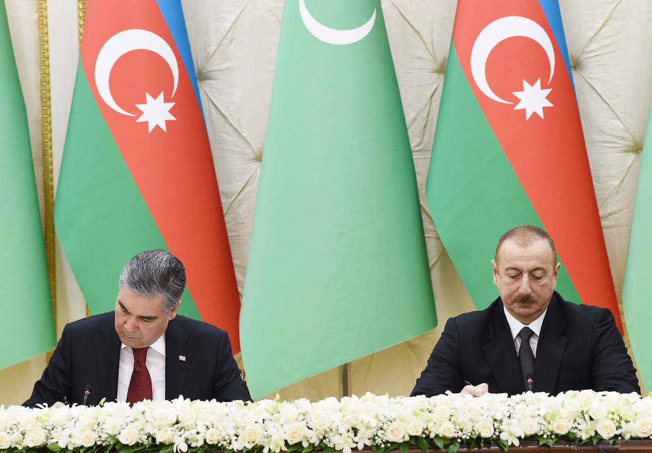 Президенты Туркмении и Азербайджана Гурбангулы Бердымухамедов и Ильхам Алиев подписывают соглашения на встрече 11 марта 2020 года в Баку