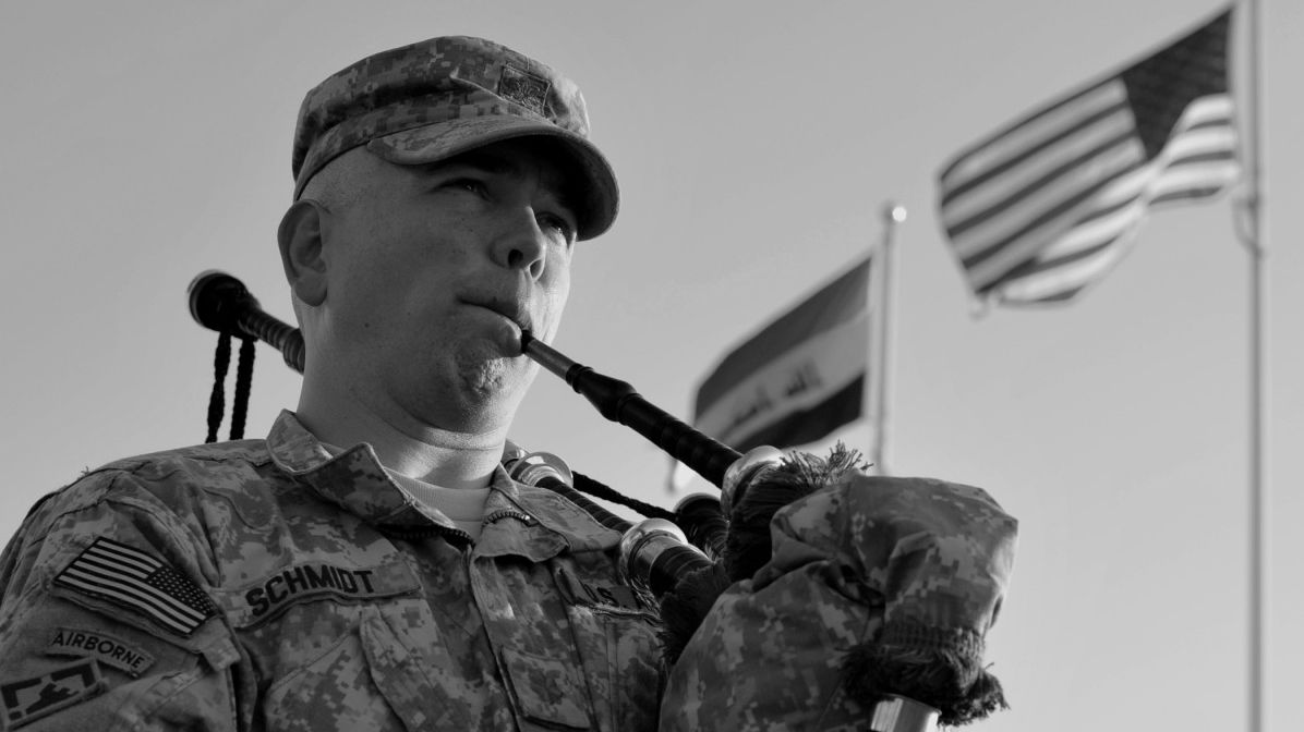 Американский военный с волынкой в Ираке 