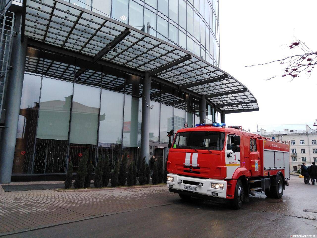 Пожарные у бизнес-центра «Высоцкий» 