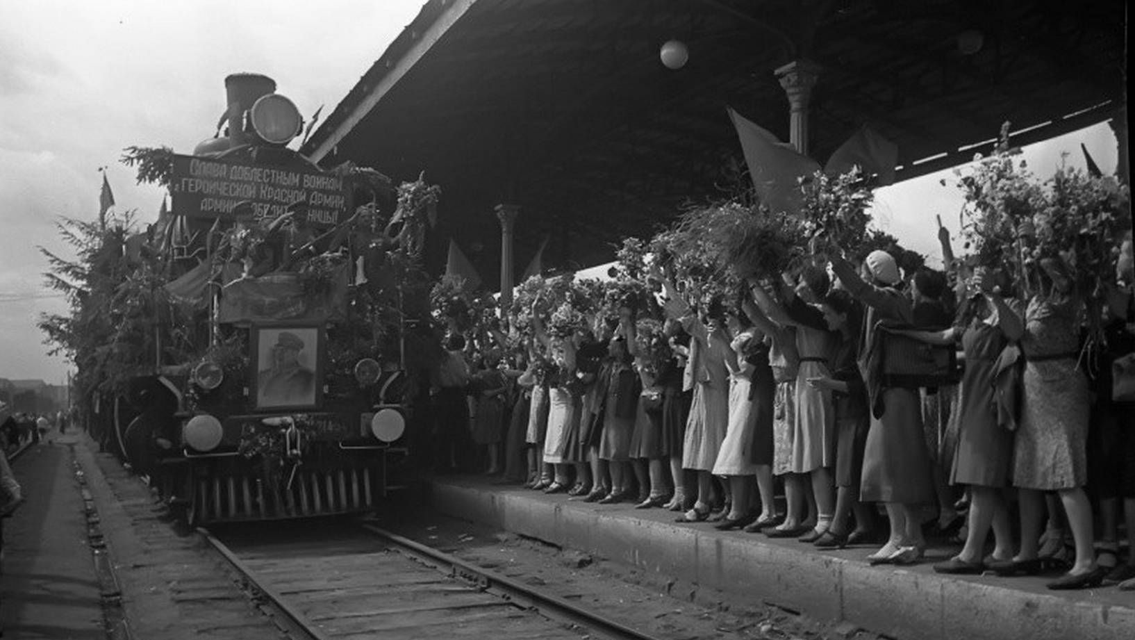 Первый поезд Победы прибыл в Москву. Белорусский вокзал. 10 мая 1945