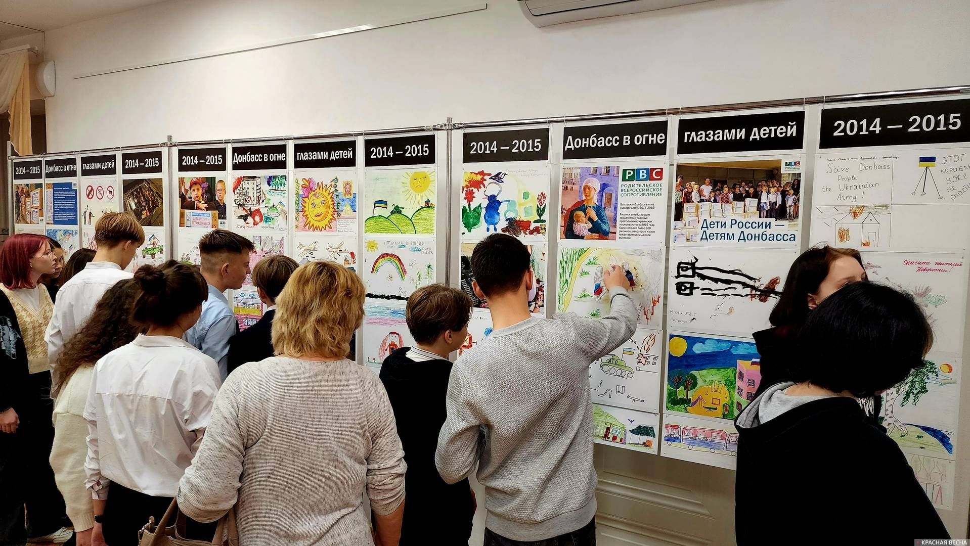 Школьники на открытии выставки рисунков детей Донбасса в Алуште