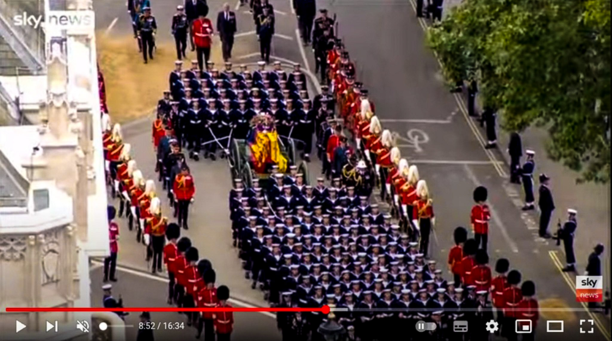 Цитата из видео «Queen’s coffin enters Westminster Abbey» пользователя Sky News. youtube.com