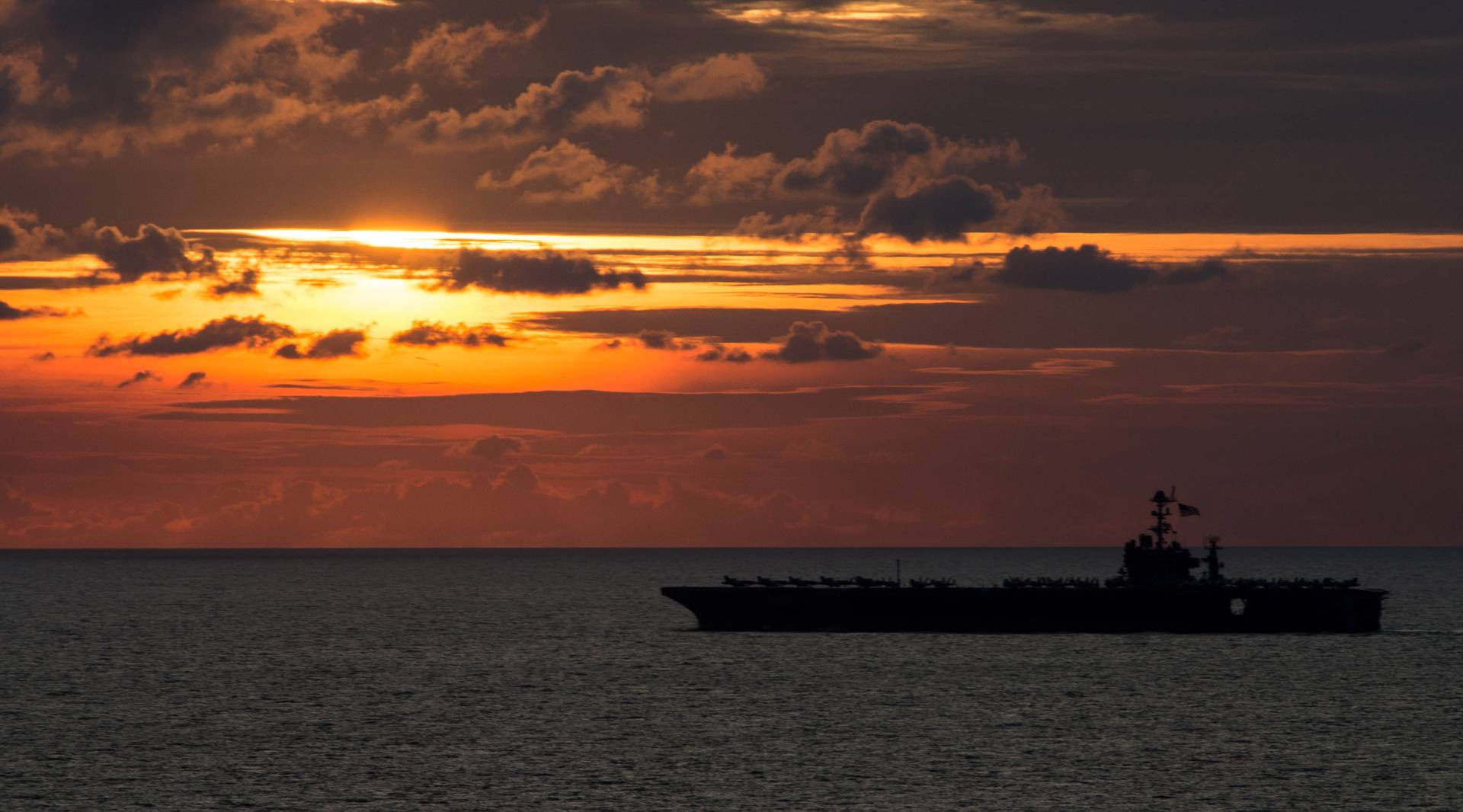 Авианосец ВМС США George Washington идет из Японии в сторону Китая на фоне заката