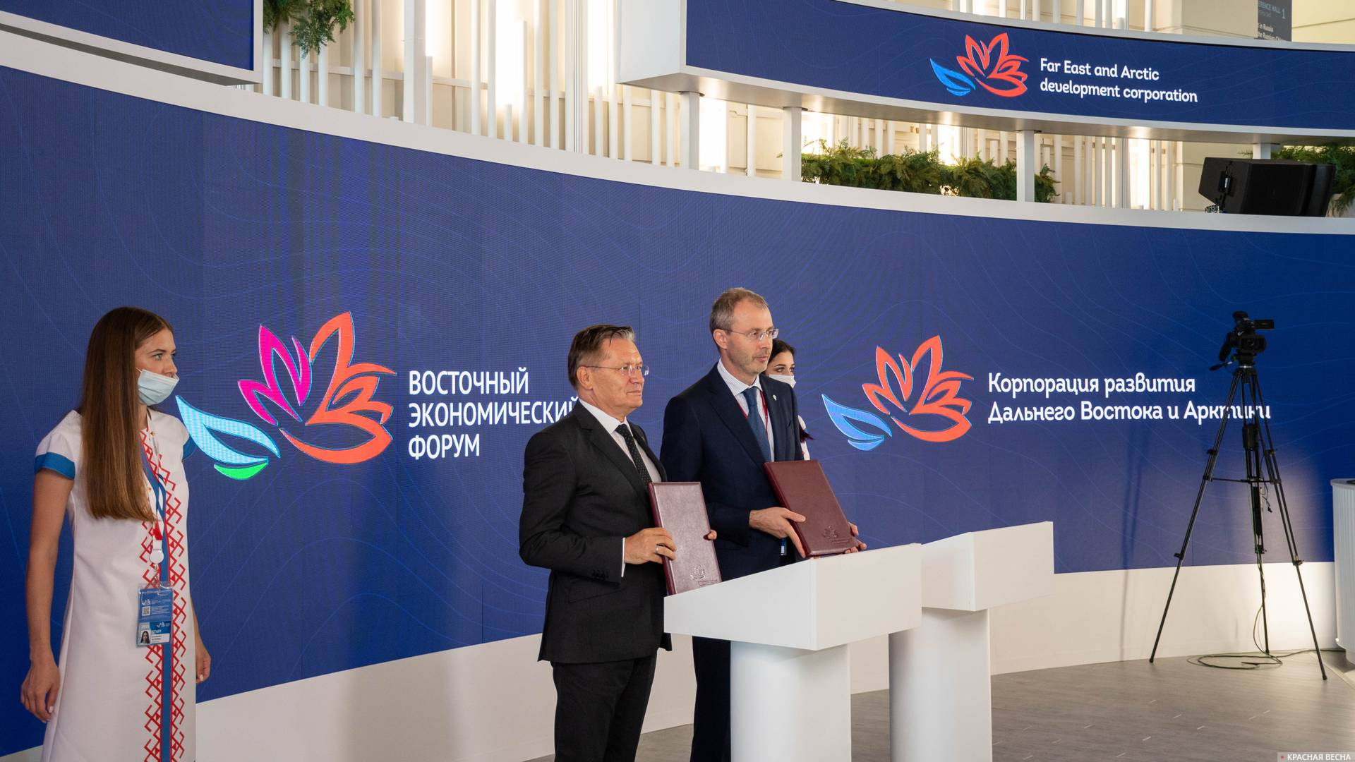 Глава Росатома Алексей Лихачев и губернатор Чукотки Роман Копин подписали соглашение о сотрудничестве, ВЭФ-2021