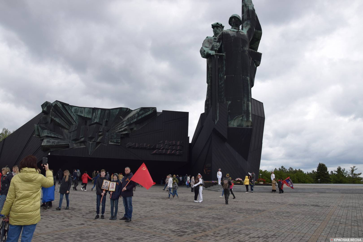 Люди фотографируются возле музея Великой Отечественной войны в парке Ленинского Комсомола