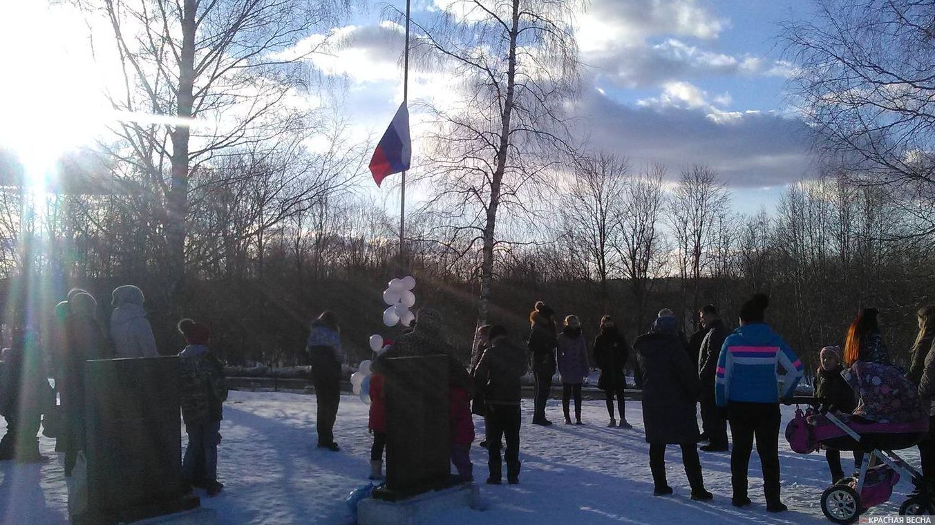 Траурный митинг в д. Лавры