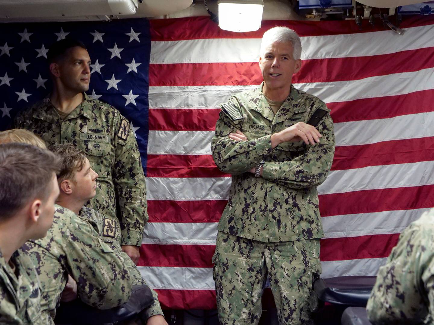 Командующий 7-м флотом США Карл Томас беседует с моряками подводной лодки Connecticut 2 августа 2021 г.