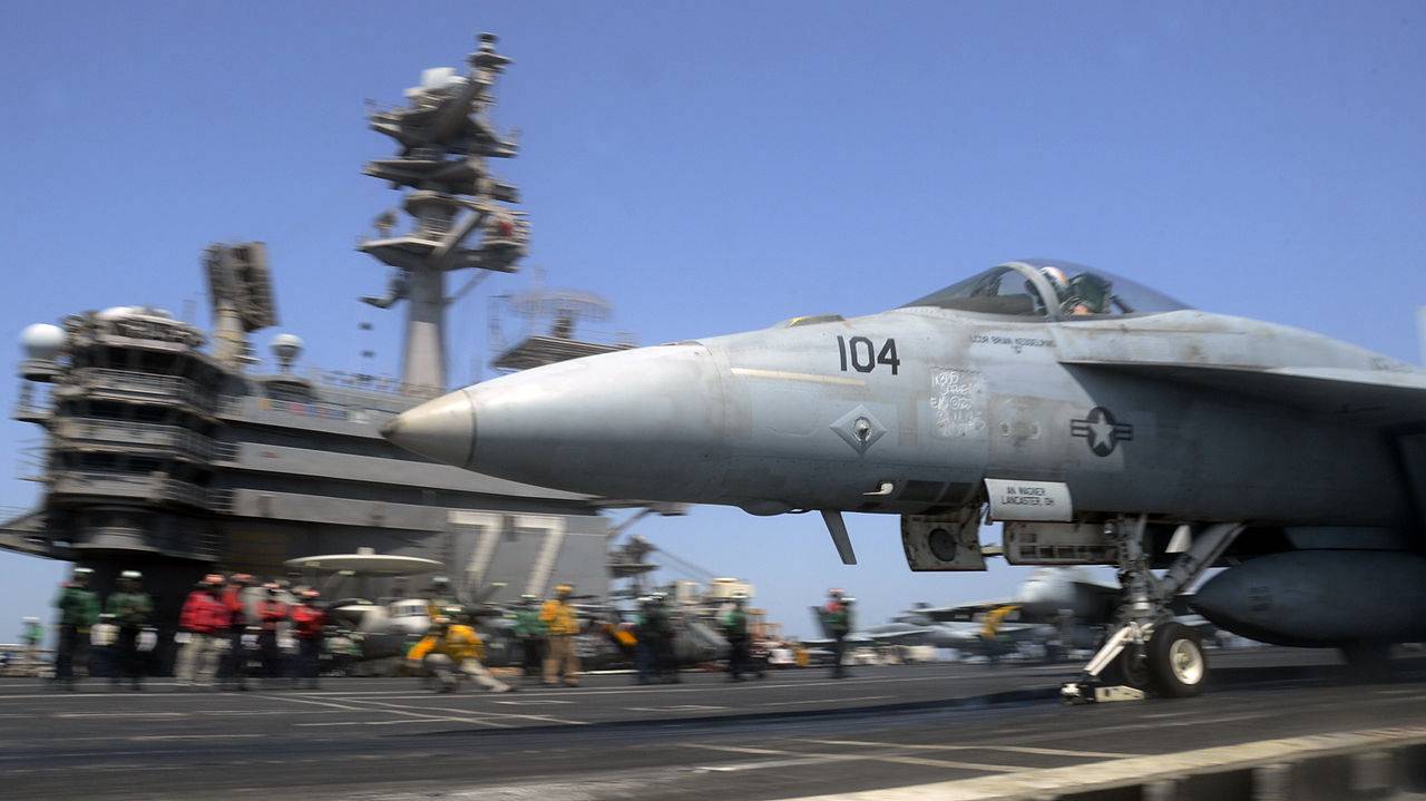 Истребитель F/A-18E на палубе авианосца «Джордж Буш-старший» (CVN-77)