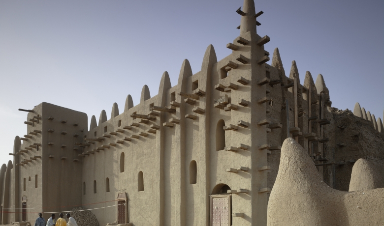Великая мечеть Дженне, юго-восточный фасад после реставрации, Дженне, Мали.