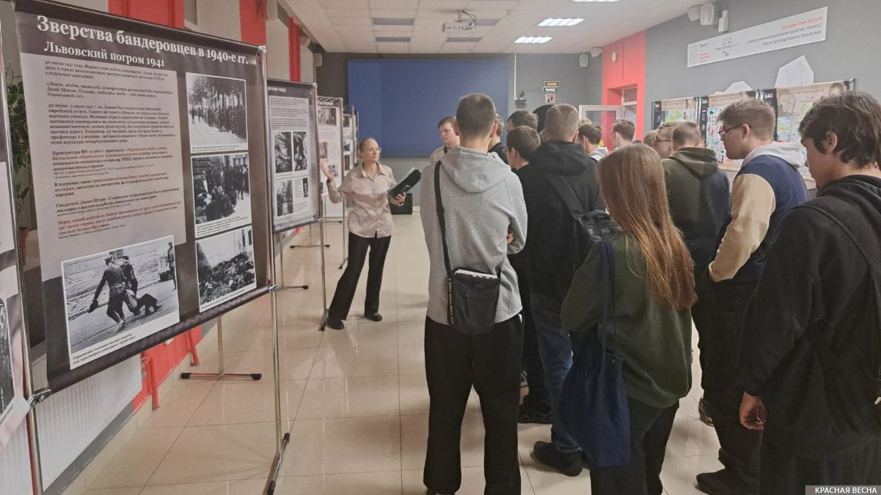 Антибандеровская выставка в пространстве «Точка кипения Колпино» в Академии промышленных технологий