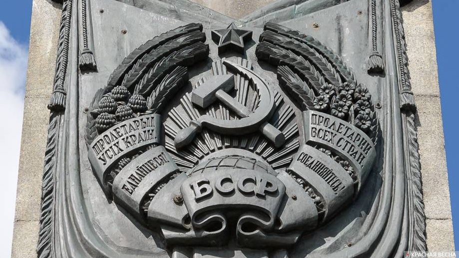 Герб Беларусской ССР на монументе Победы, Минск