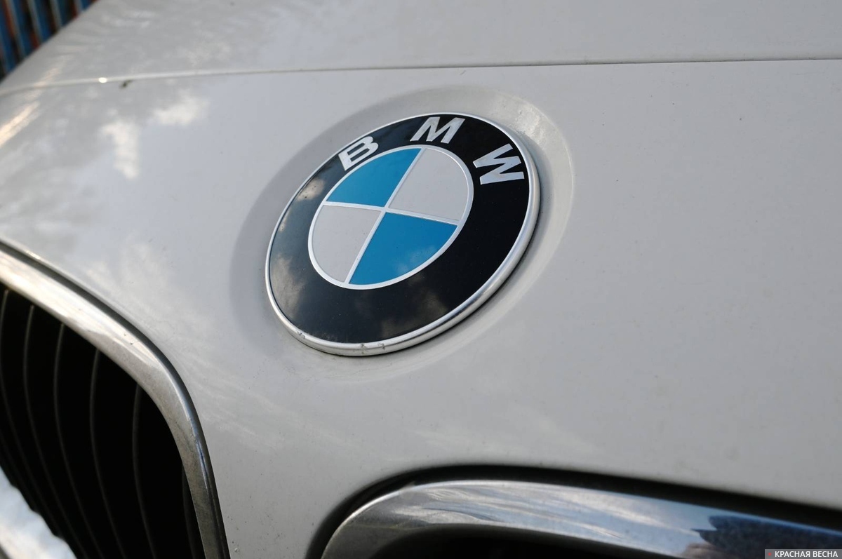 Шильдик на капоте автомобиля «BMW»