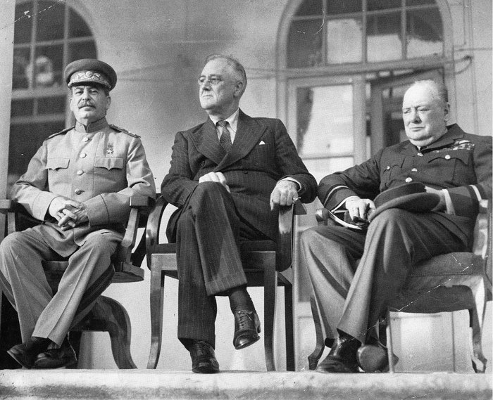 Сталин, Рузвельт и Черчилль на Тегеранской конференции (1943 г.)