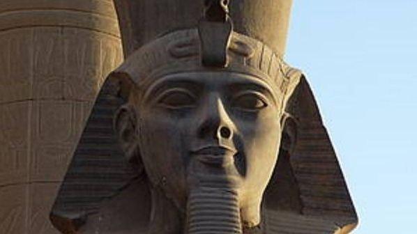 Голова статуи Рамсеса II в Луксорском Храме. Египет