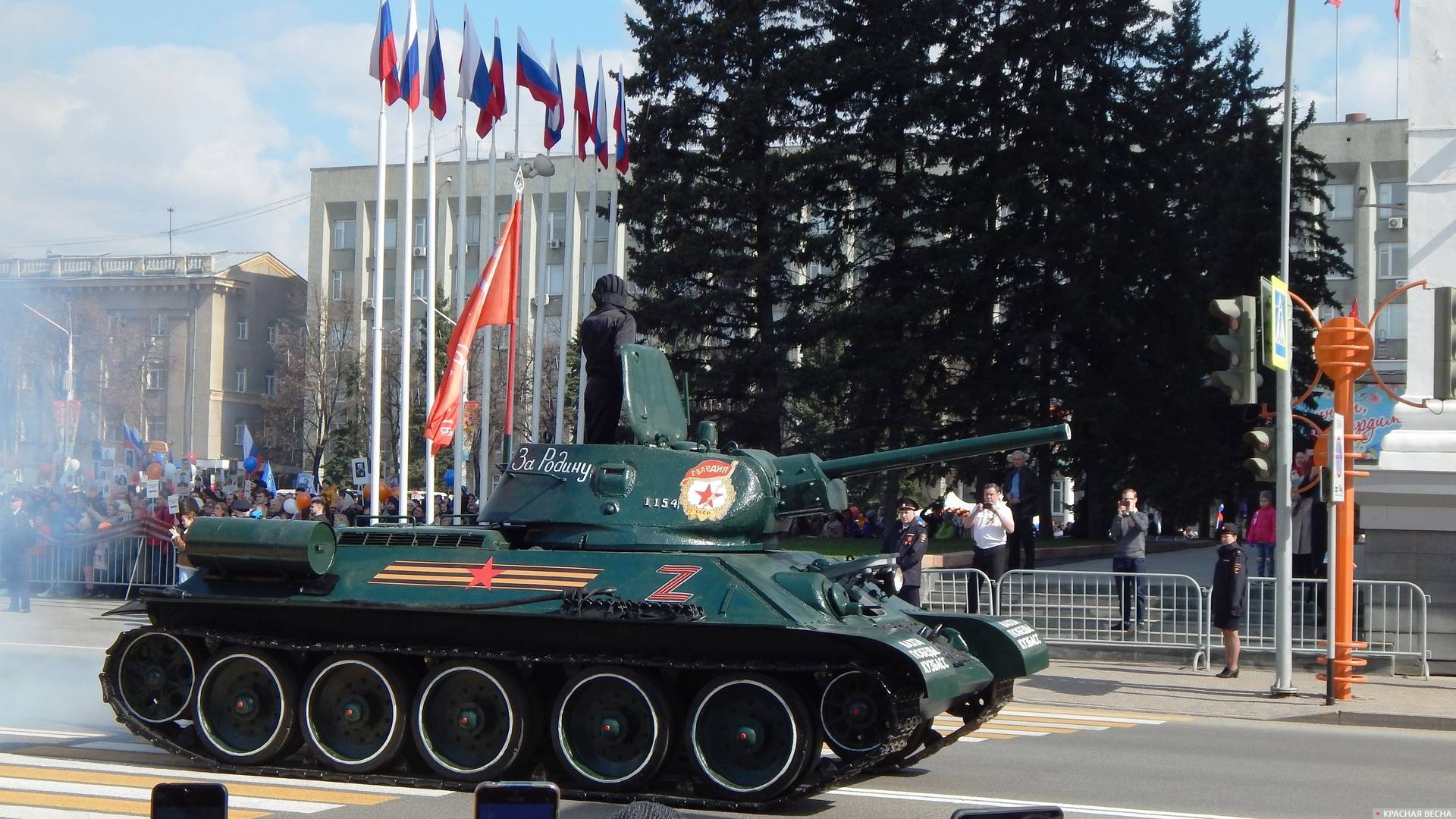 Танк Т-34 на параде Победы в Кемерове на площади Советов