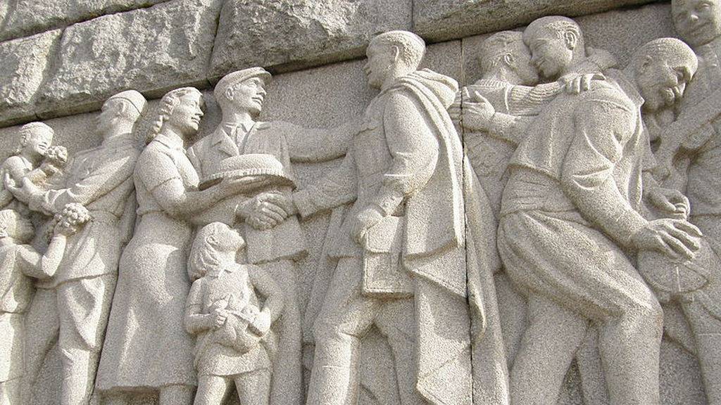 Барельеф «Народ встречает советских воинов» на памятнике «Алёша» в болгарском городе Пловдиве