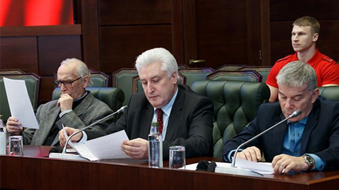 Игорь Коротченко (в центре)