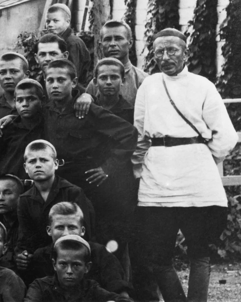 Педагог и писатель Антон Макаренко с членами харьковской коммуны им. Дзержинского на летнем отдыхе