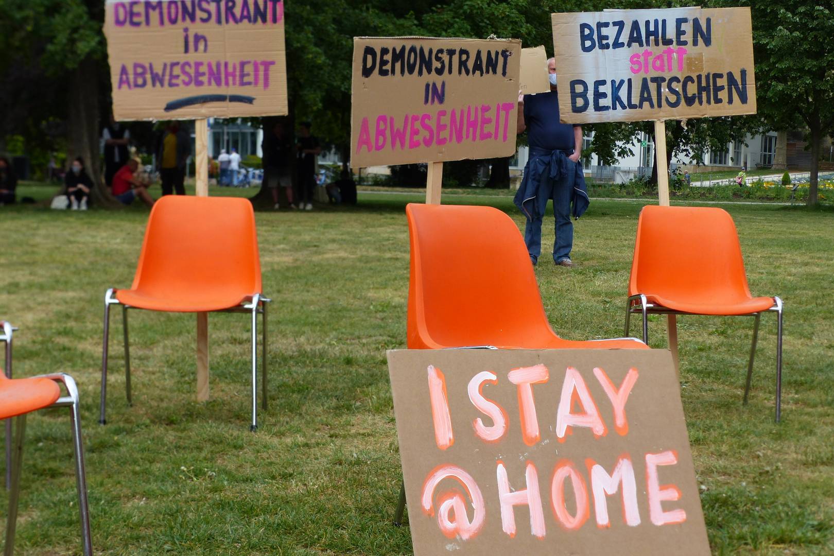 Акция протеста в Штутгарте. Надпись на переднем плакате «Я остался дома». Германия