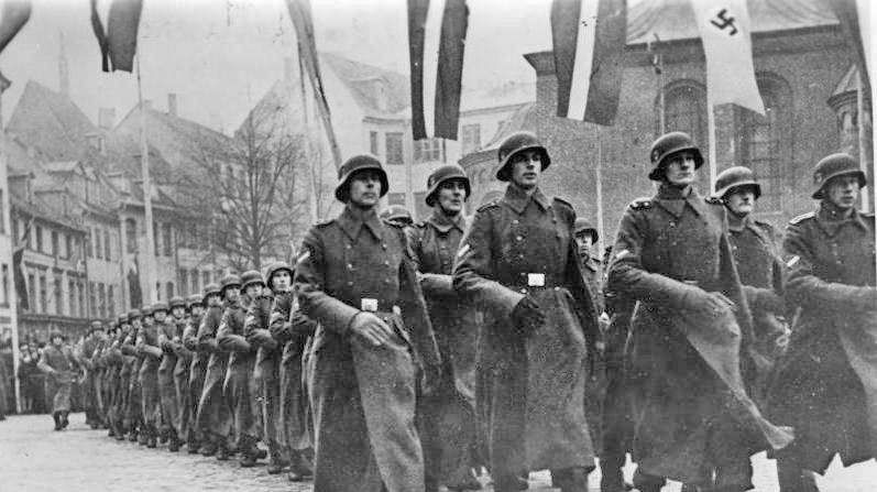 Парад латышских легионеров в честь дня основания Латвийской республики, 1943 г.