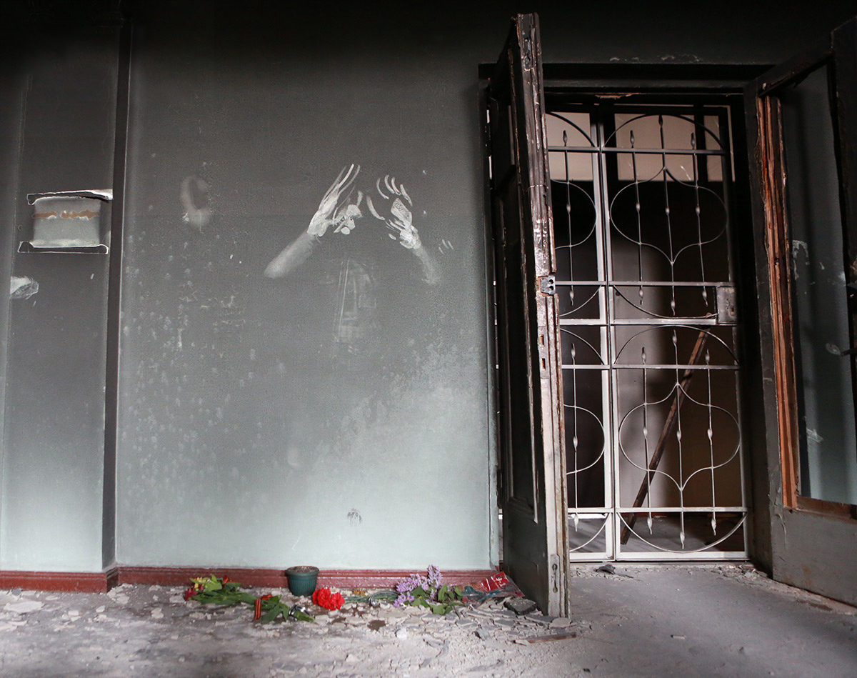 Следы гибели одной из жертв расправы на стене Дома профсоюзов Одессы. 2014
