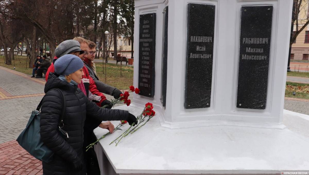 Возложение цветов в Томске к памятнику революционерам