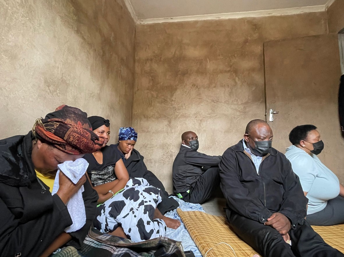 Президент ЮАР Сирил Рамафоса (справа) с пострадавшими от наводнения