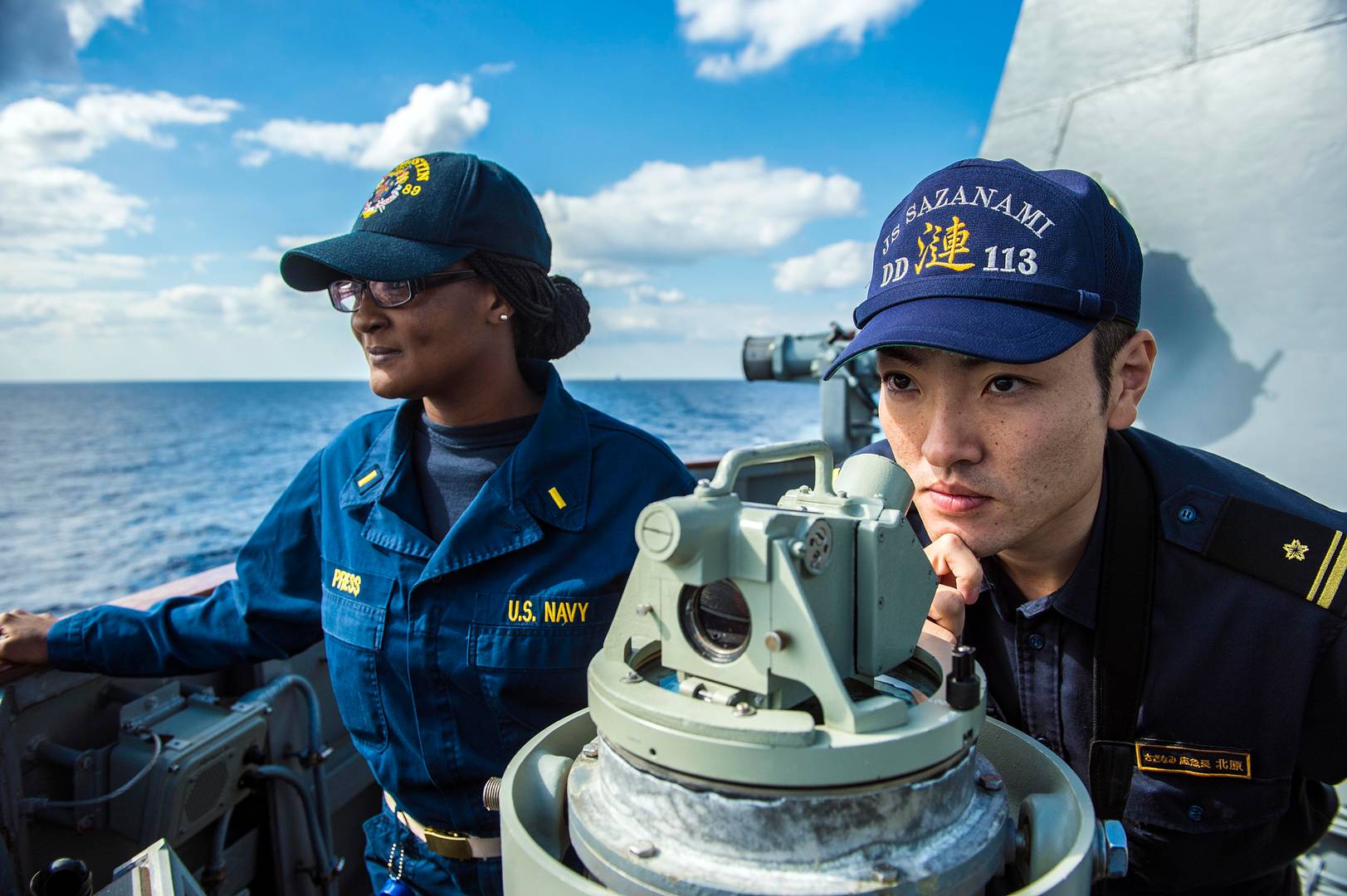 Американский и японский моряки на учениях ВМС США и Морских сил самообороны Японии