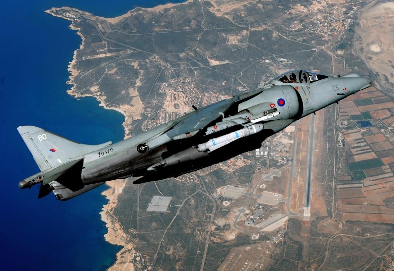 Истребитель над британской авиабазой Акротири на Кипре