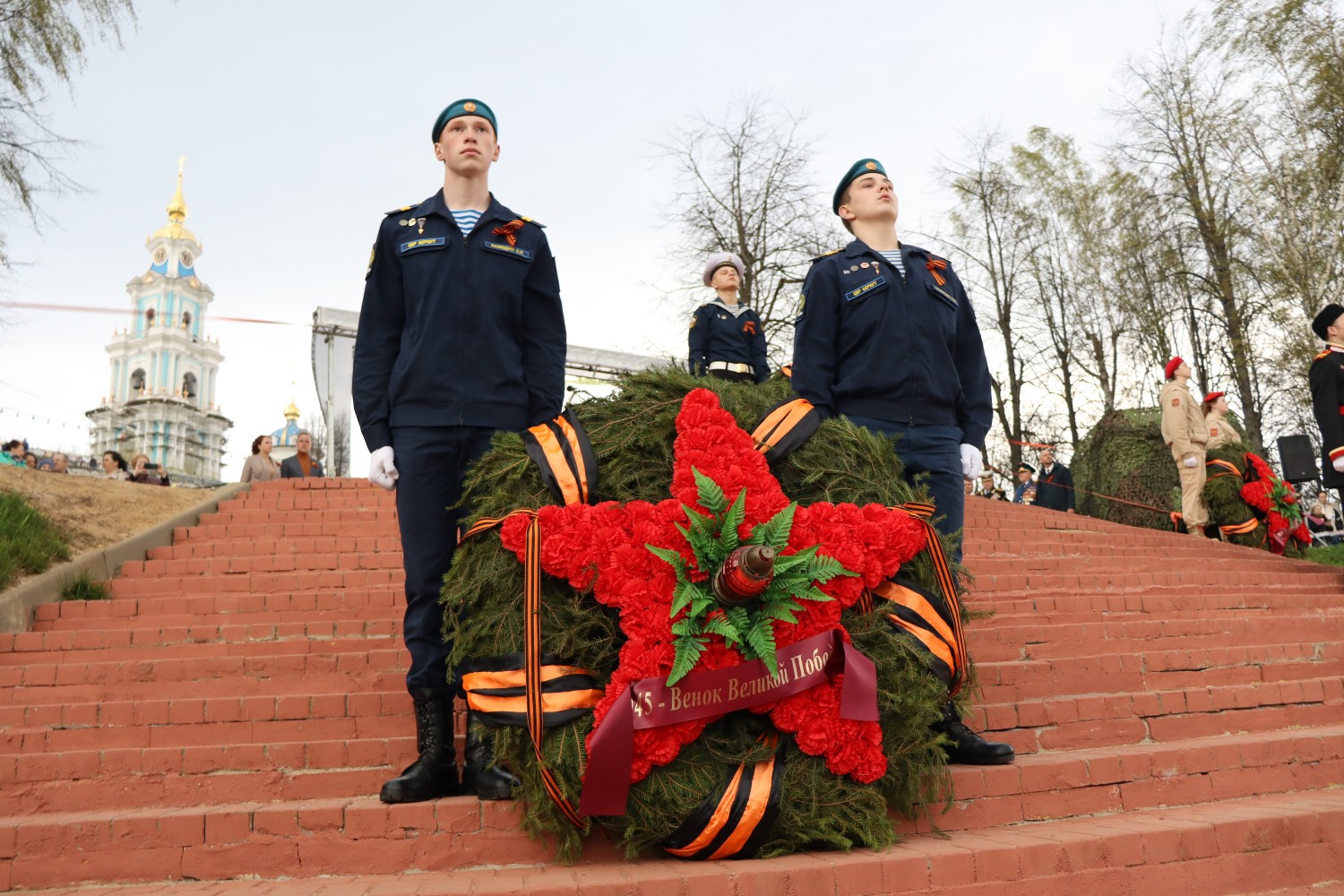 В Костроме спустили венки в память о пяти годах Великой Отечественной войны