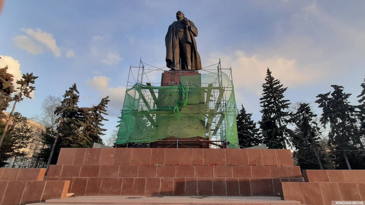Памятник В.И. Ленину на площади Революции. Челябинск
