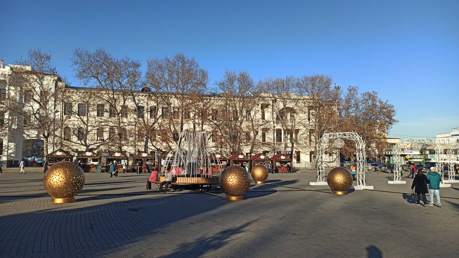 Площадь Нахимова готовится к Новому году