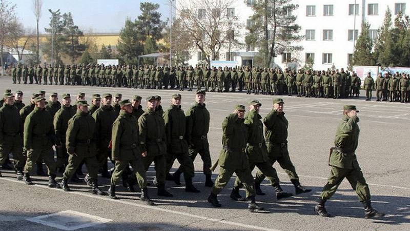 Военнослужащие 201-й военной базы в Душанбе