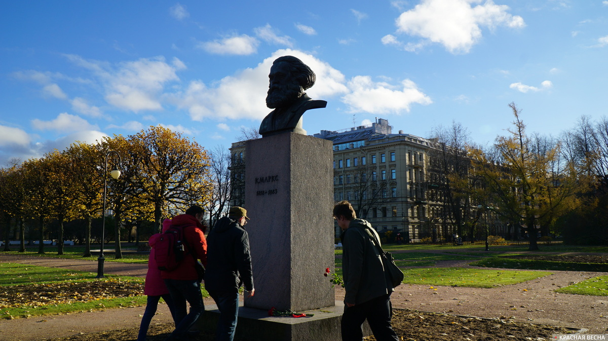 У памятника Карлу Марксу возле Смольного. Санкт-Петербург. 7 ноября 2020 года