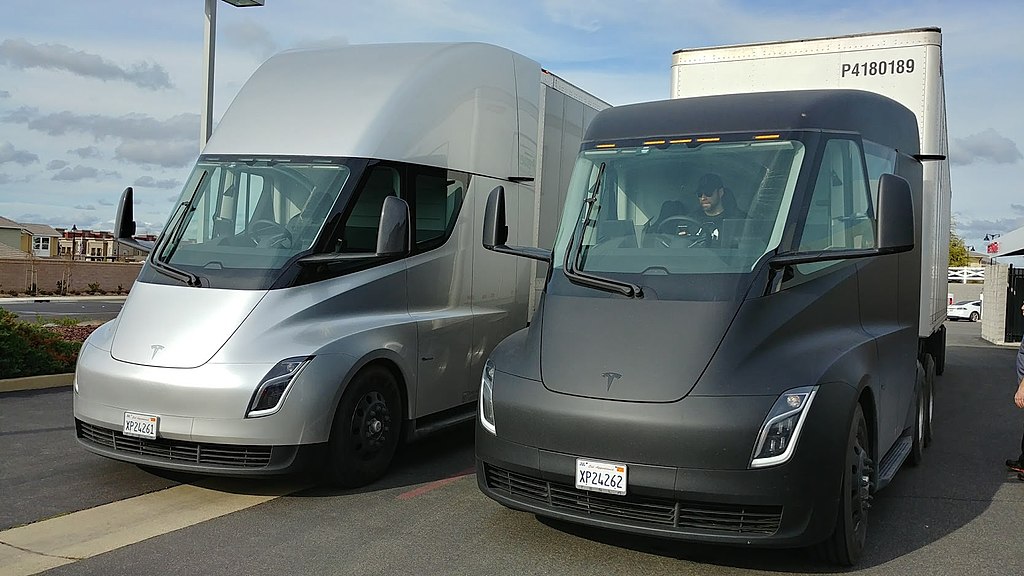 Электрические грузовики Tesla Semi