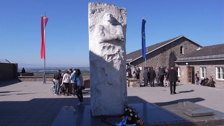 Памятник генералу Карбышеву на территории бывшего концентрационного лагеря Маутхаузен.