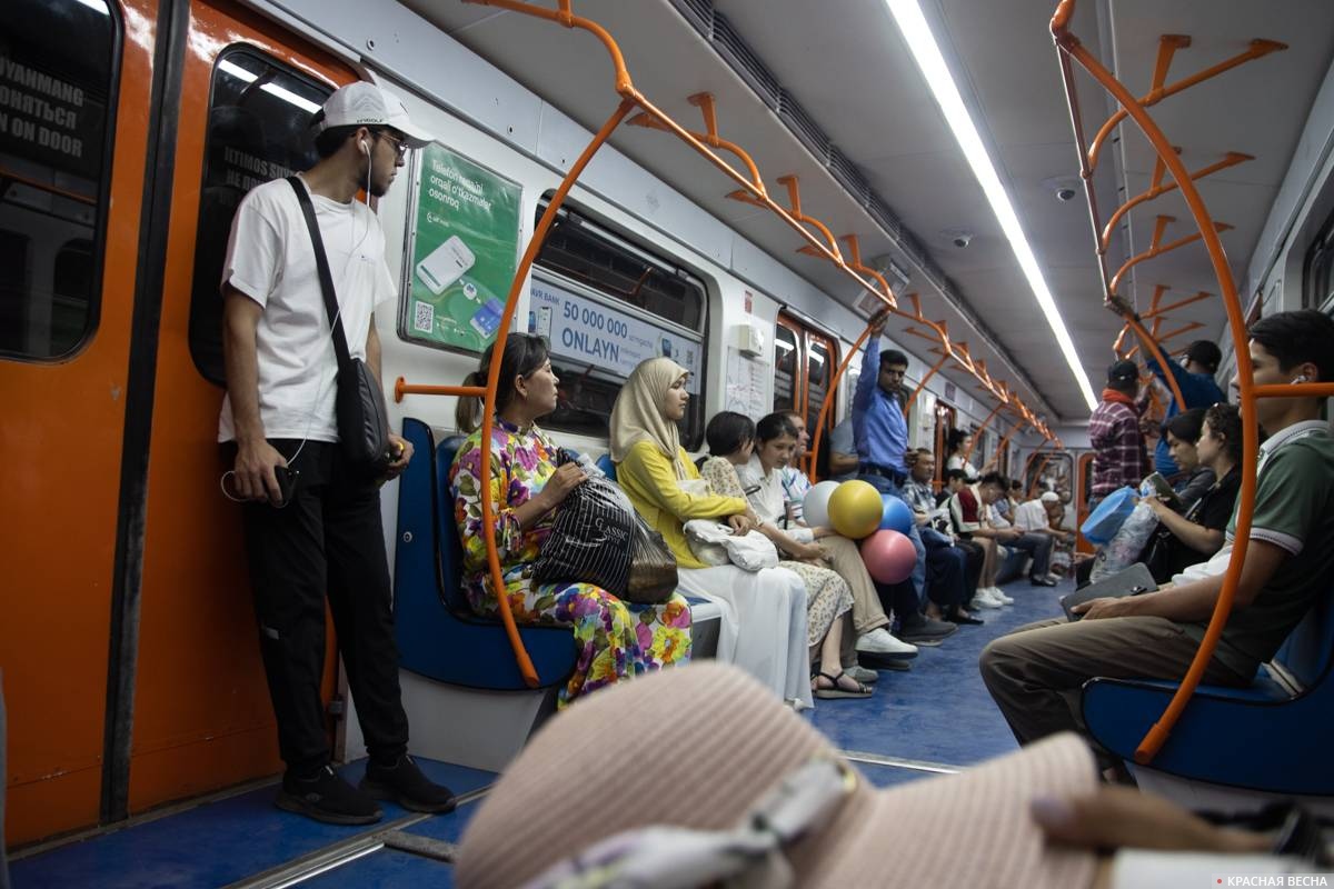 Пассажиры ташкентского метро