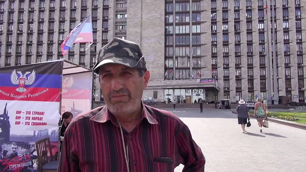 Житель Донецка возле здания Донецкой областной администрации. 5 июля 2014 г.