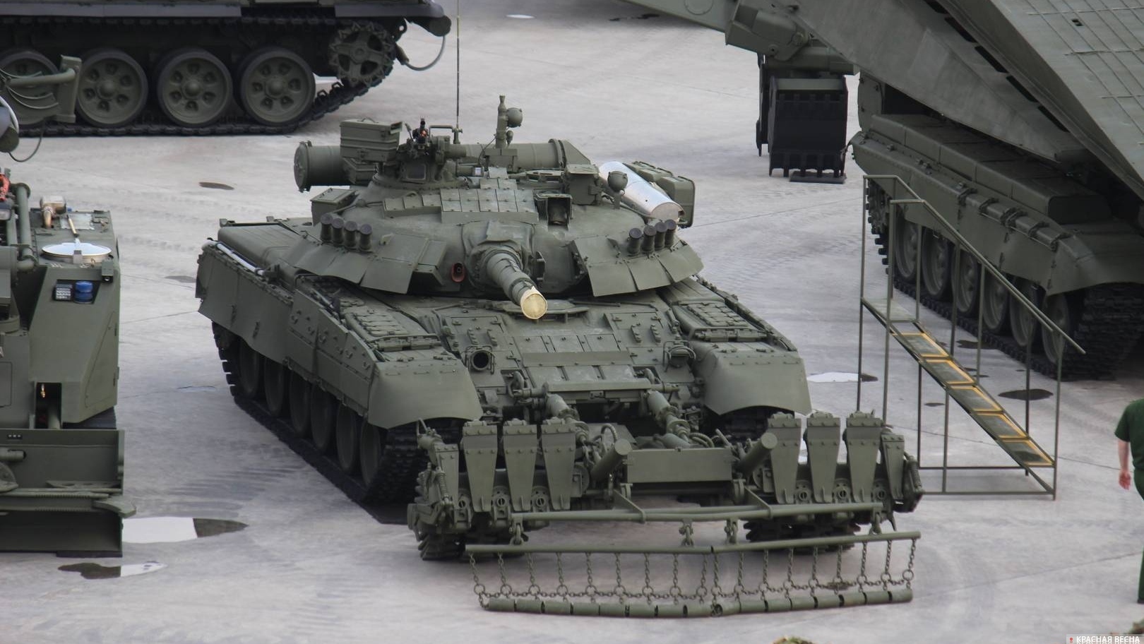 Основной боевой танк Т-80 с минным тралом