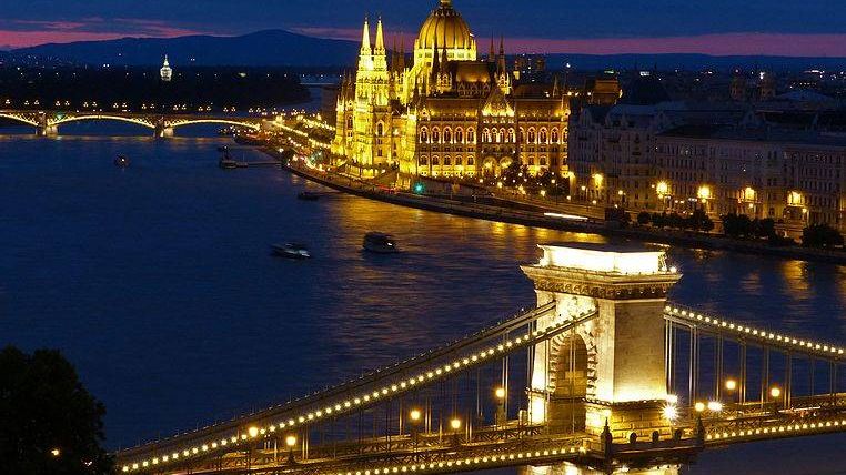 Цепной мост и парламент в Будапеште