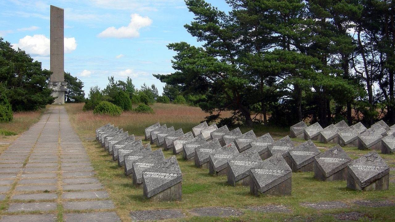 Памятник советским воинам-освободителям в поселке Техамурди на острове Сааремаа