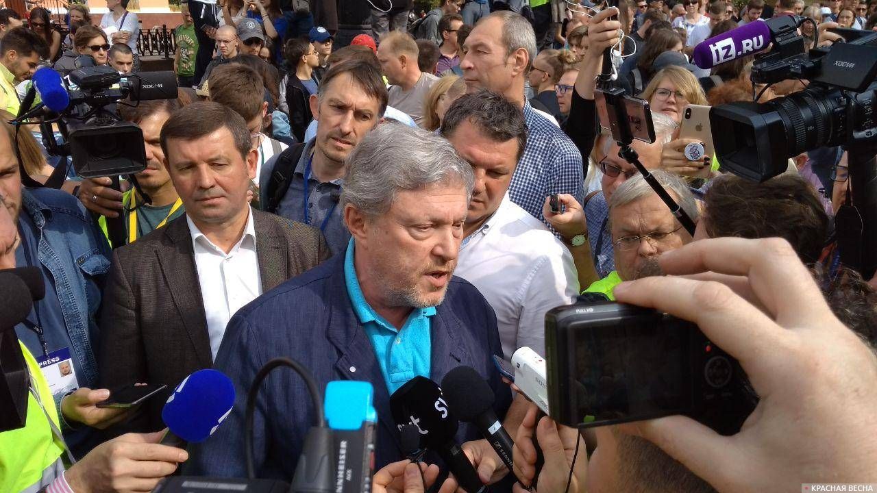 Явлинский даёт интервью журналистам
