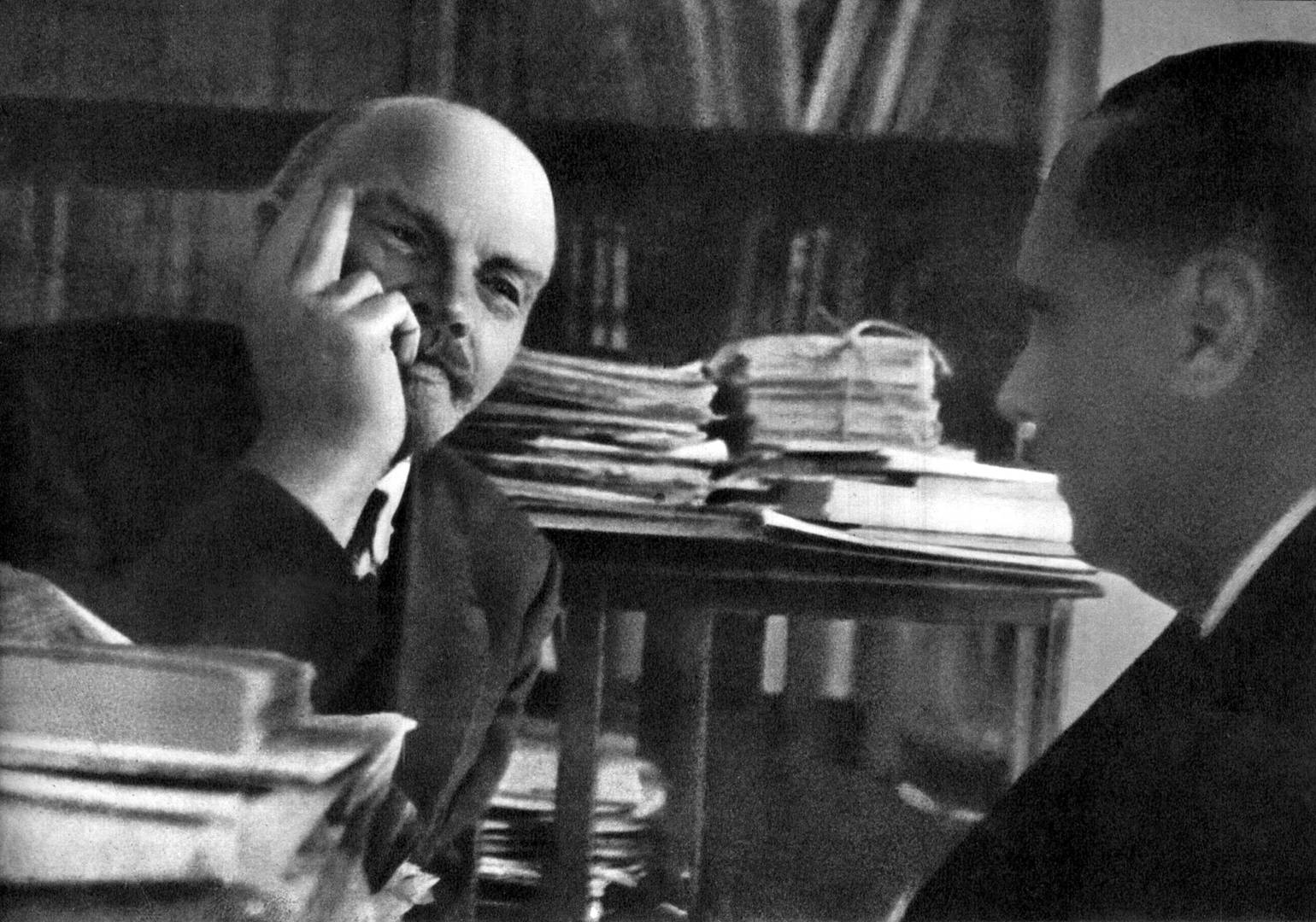 В.И.Ленин в своём кабинете в Кремле беседует с английским писателем Гербертом Уэллсом. Москва, октябрь 1920 г.