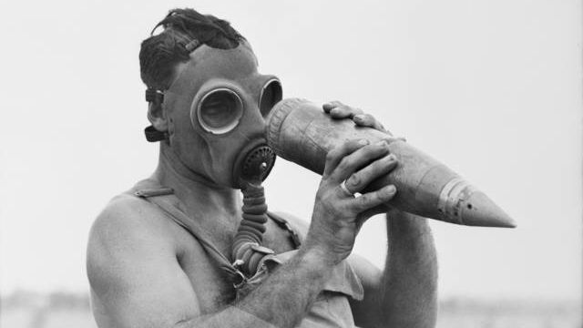 Осмотр химического боеприпаса. Австралия. 1943 г.