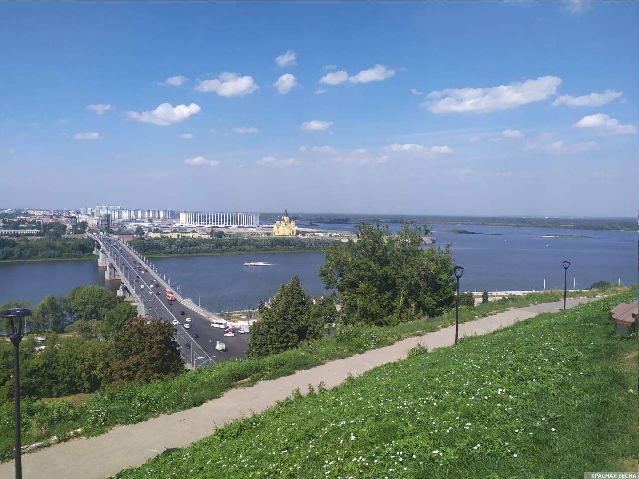 Вид на стрелку Оки и Волги с набережной Федоровского в Нижнем Новгороде