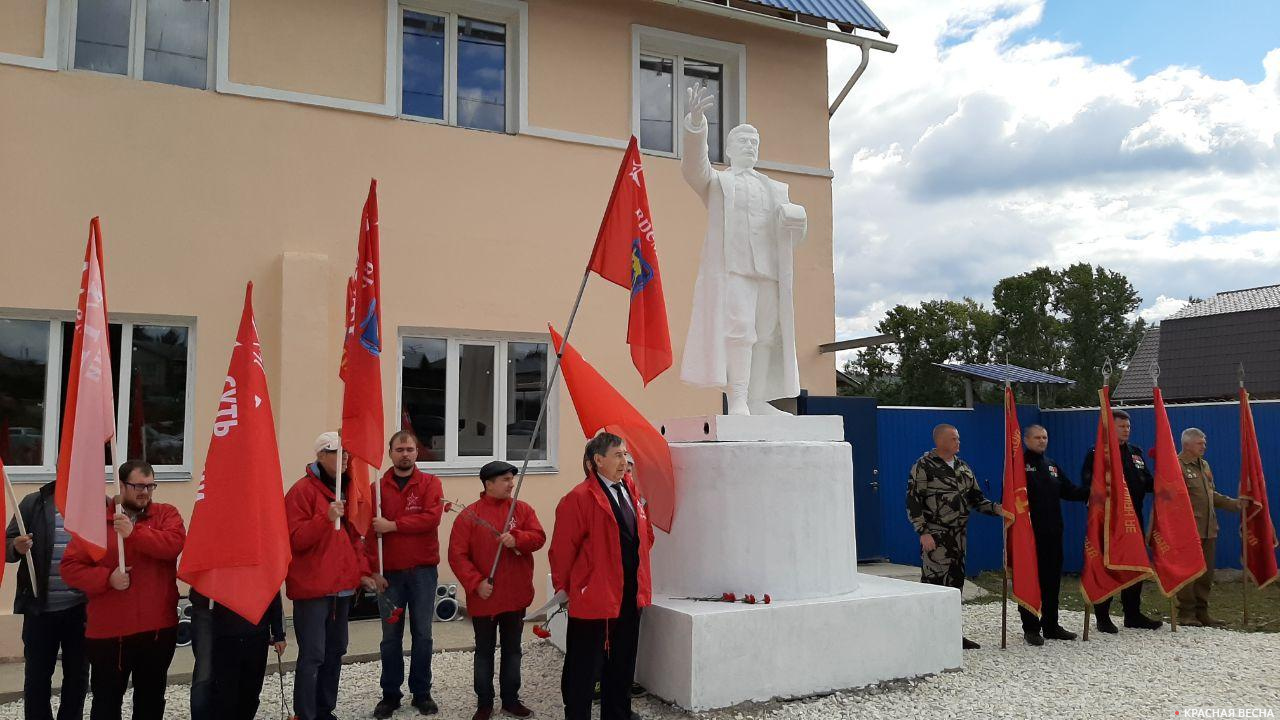 «Суть времени» и ветераны силовых структур на открытии восстановленного памятника Сталину