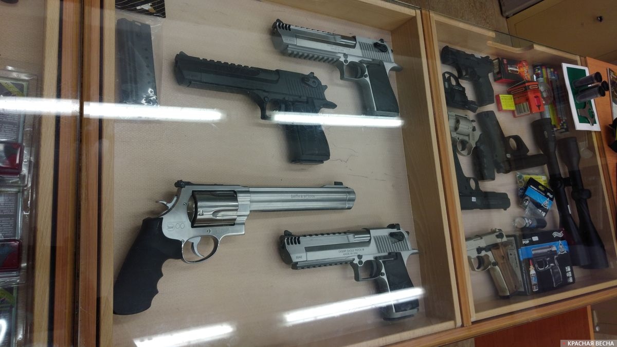 В оружейном магазине револьвер Смит и Вессон и пистолеты Desert Eagle («Пустынный орел»).