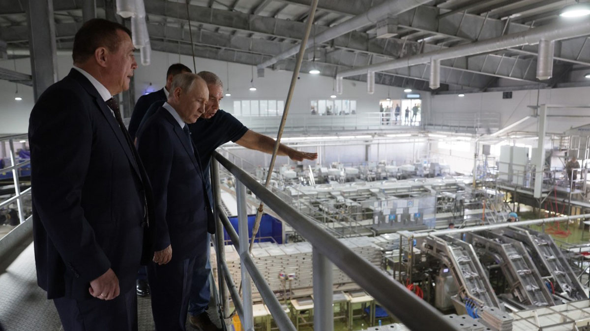 Владимип Путин на рыбоперерабатывающем комплексе «Ясный». Итуруп